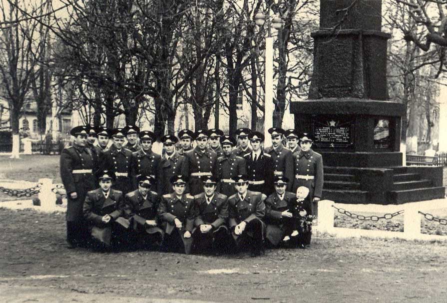 военнослужащие 134 обау у памятника погибшим при освобождении Щучина в от немецких захватчиков