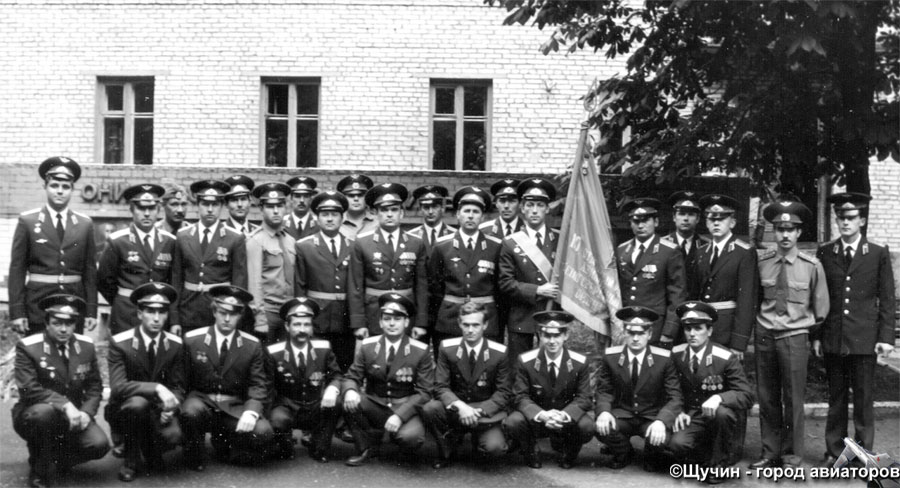 Военнослужащие 10 орап у здания штаба полка