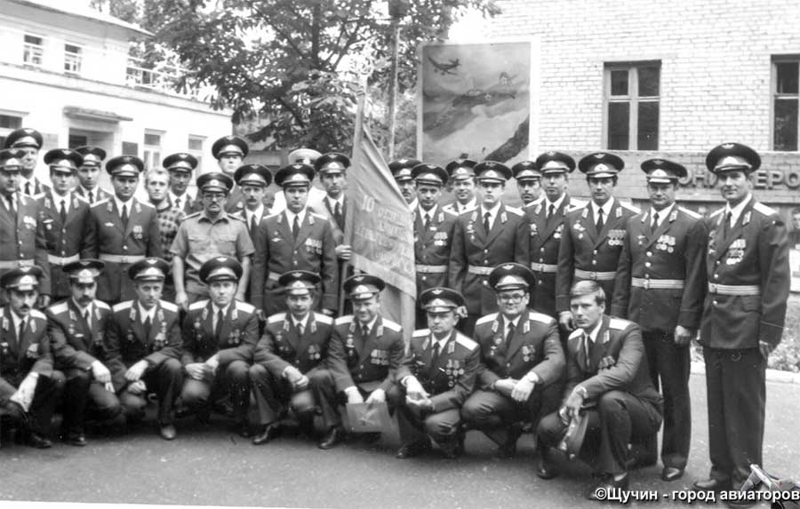 Военнослужащие 10 орап у здания штаба полка