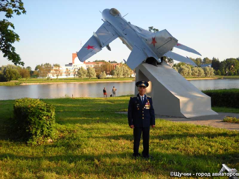 Л.Е. Карпов у памятника лётчикам в военном городке