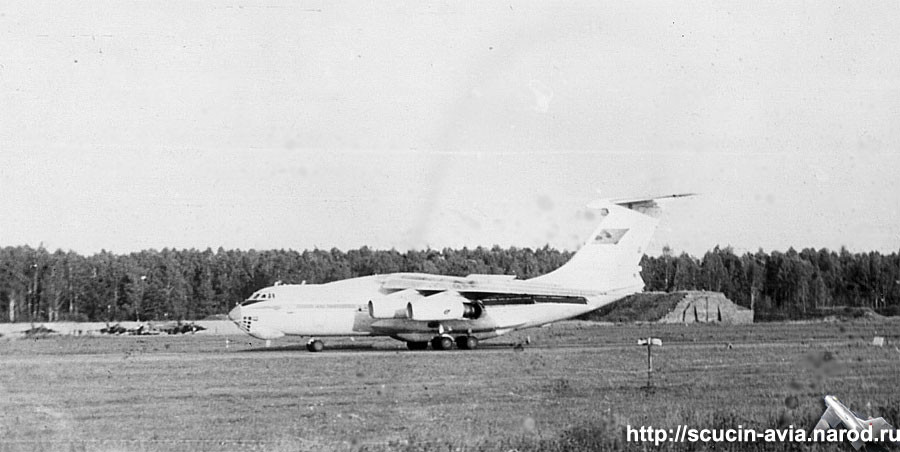 Транспортный самолёт Ил-76 на взлётно-посадочной полосе в Щучине.