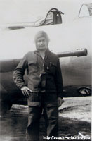 Валентин Кожинов у самолёта МиГ-19