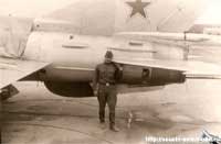 Валентин Кожинов у самолёта МиГ-21