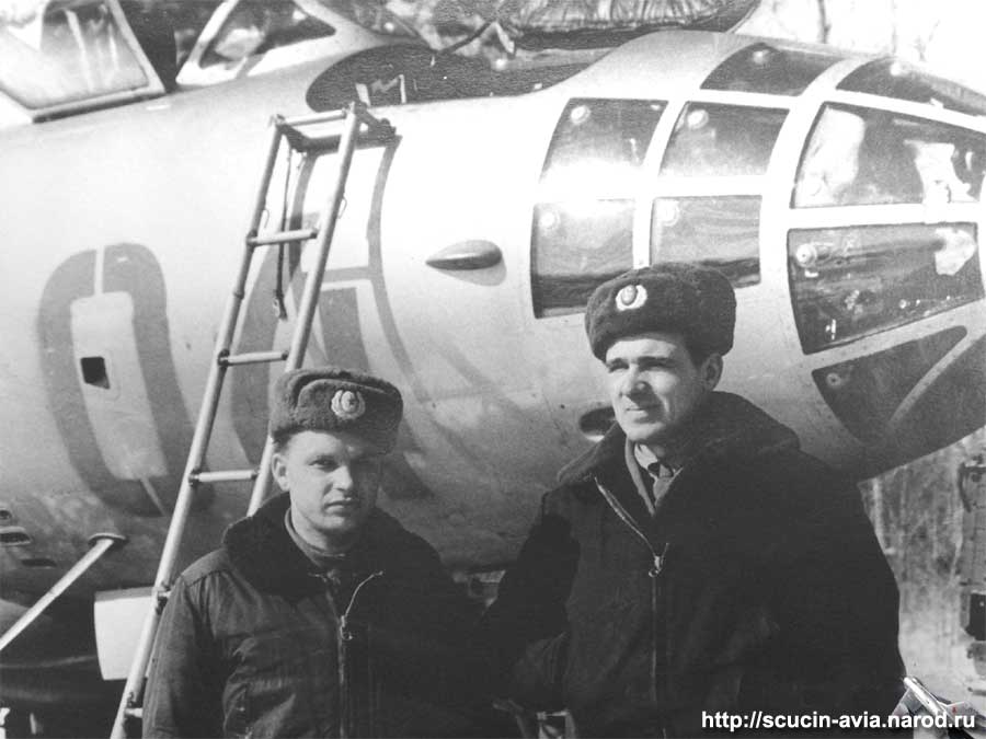 М.П. Кремешный с лётчиком Ворониным у самолёта Ил-28Р
