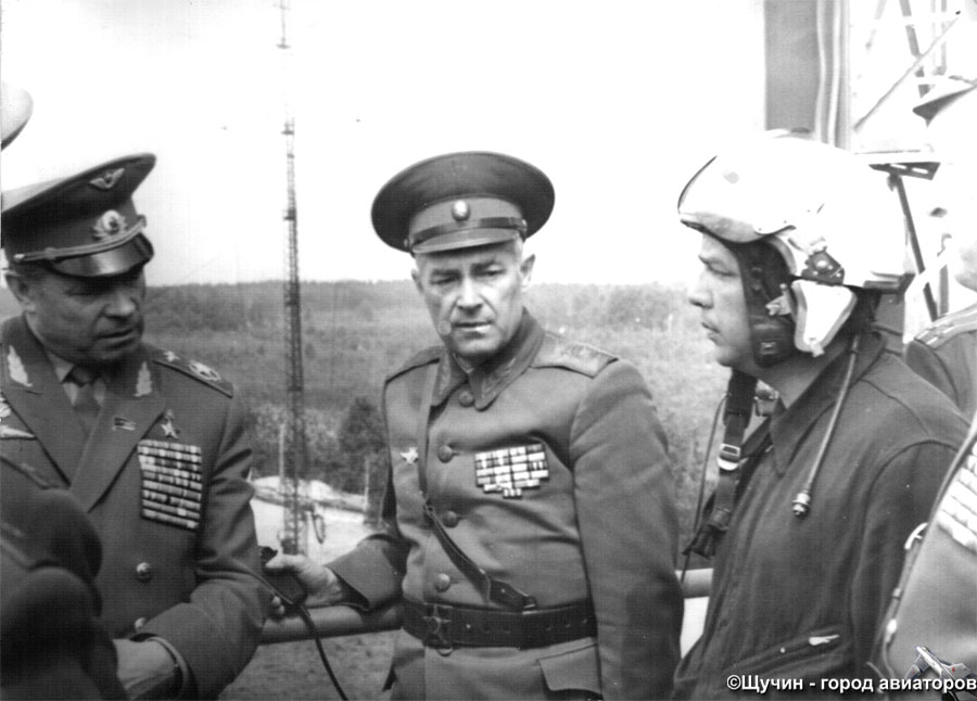 Главный маршал авиации П.С. Кутахов и лётчик 979 иап В.П. Михайлов