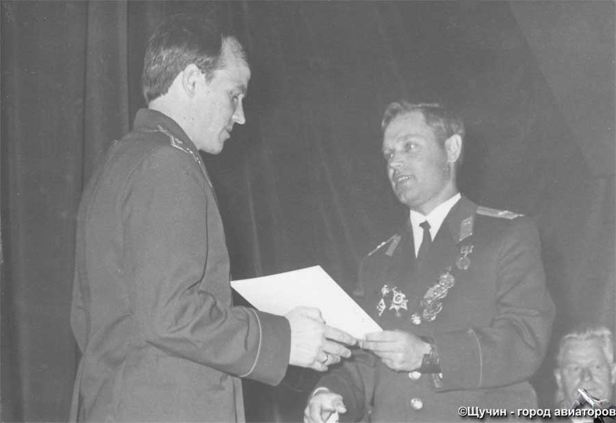 Командир 10 орап Б.Н. Рассоха вручает почётную грамоту А.А. Павленко