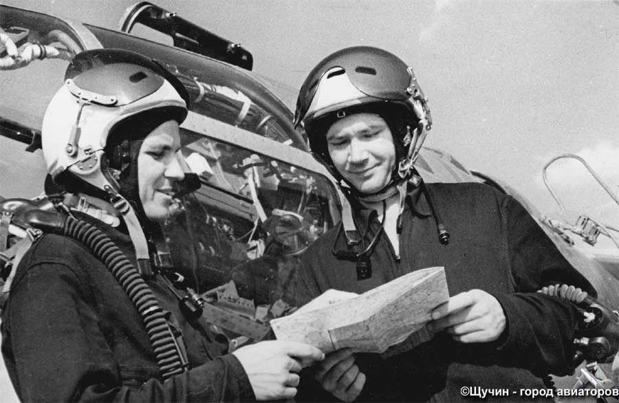 Старший лейтенант Павленко А.А. и капитан Малинин И. у самолёта Як-28Р