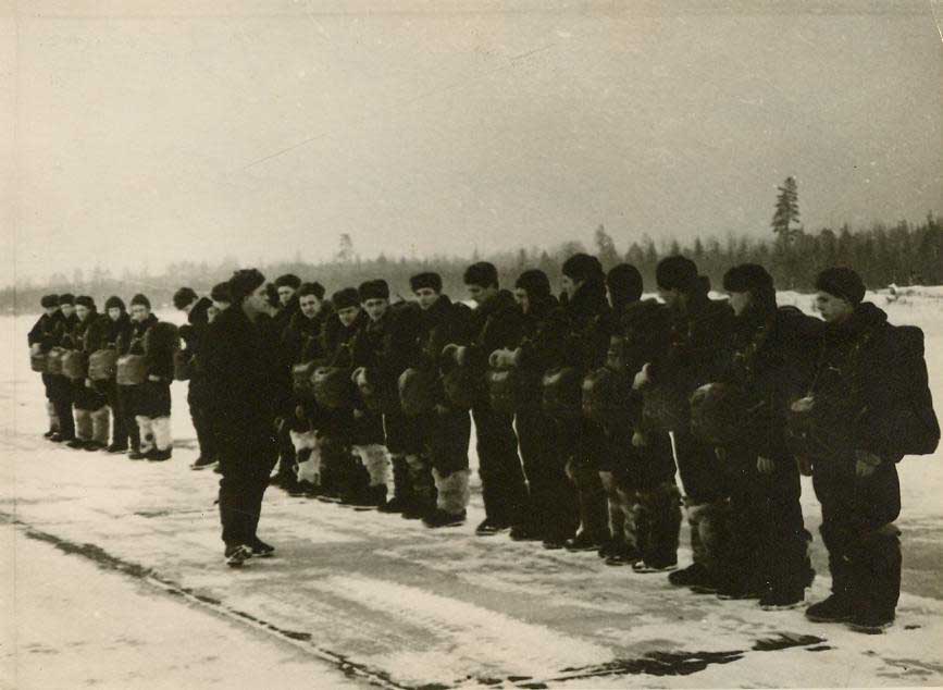 Перед посадкой в самолёт для выполнения парашютных прыжков. г. Щучин 1963 год