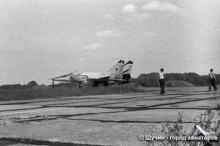посадка МиГ-25РУ