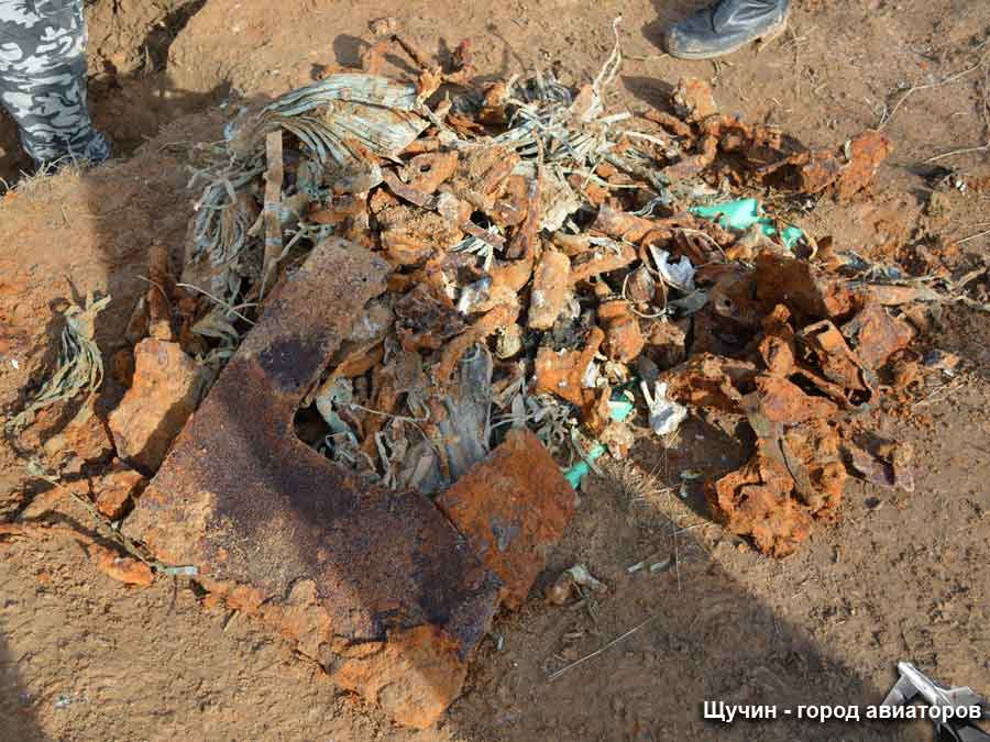 Раскопки на месте падения самолета Пе-2Р 10-го орап у деревни Макаренцы