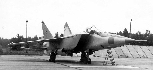 Самолёт МиГ-25РБВ на ЦЗ 10го разведполка. Аэродром Щучин. Конец 1970х