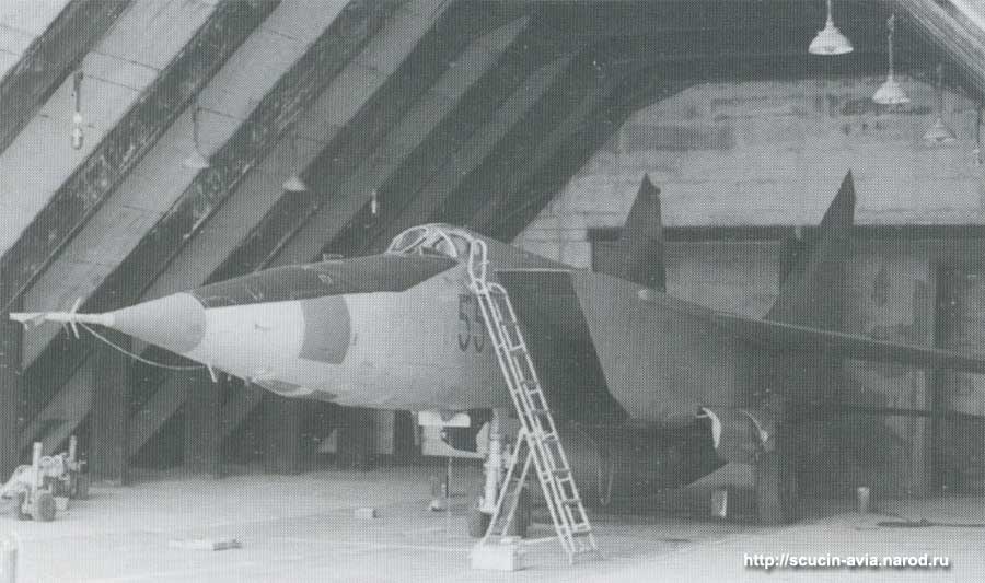 Самолёт МиГ-25РБК 931 орап в железо-бетонном укрытии на аэродроме Вернойхен