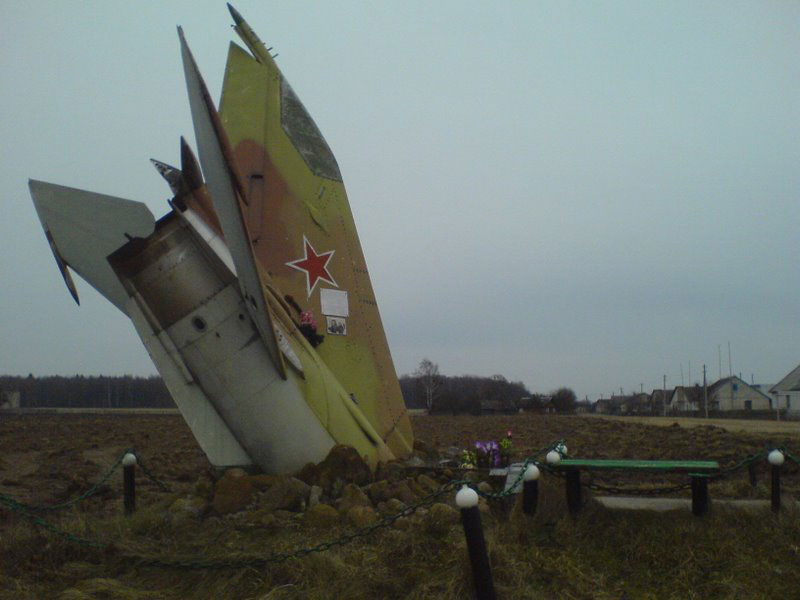 Памятник погибшим лётчикам у деревни Давлюдовщина