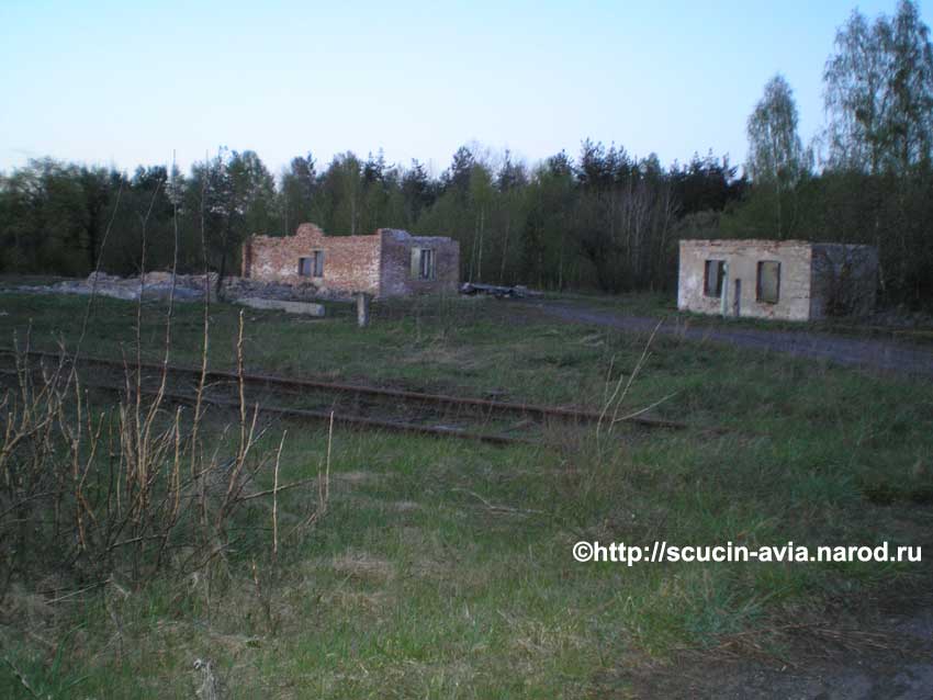 здания возле железной дороги